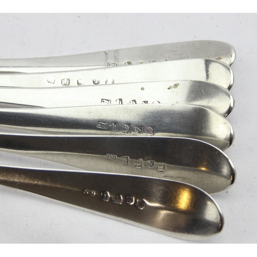 1077 - A matched set of 6 Scottish silver serving spoons, 5 marked for Edinburgh 1793 by Robert Clark & one... 