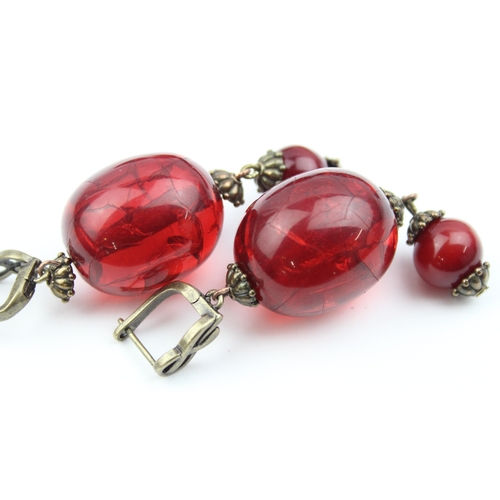 1106 - An unusual vintage crackle red bead necklace, possibly an early Bakelite like plastic and similar co... 