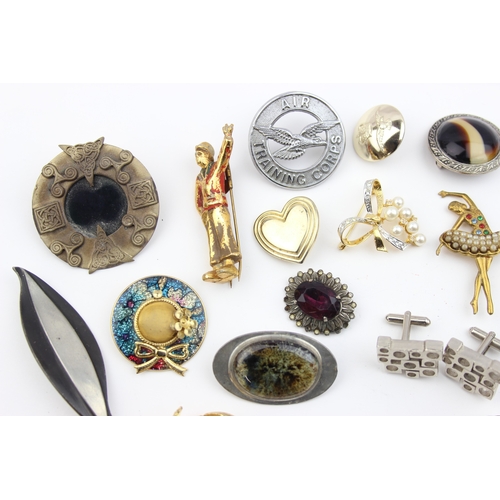 1110 - Qty of assorted retro and vintage jewellery, mainly brooches to inc a pair of Cado style cufflinks, ... 