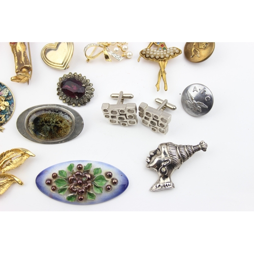 1110 - Qty of assorted retro and vintage jewellery, mainly brooches to inc a pair of Cado style cufflinks, ... 