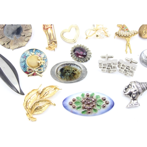 1110 - Qty of assorted retro and vintage jewellery, mainly brooches to inc a pair of Cado style cufflinks, ... 