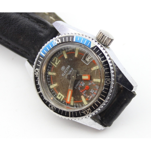 1303 - A vintage Electra divers watch with luminous numerals and 17 jewel movement, with vintage leather st... 