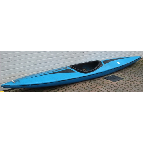 741 - A long blue fibreglass canoe or kayak, approx 405cm long