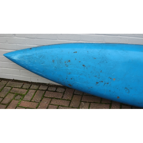 741 - A long blue fibreglass canoe or kayak, approx 405cm long