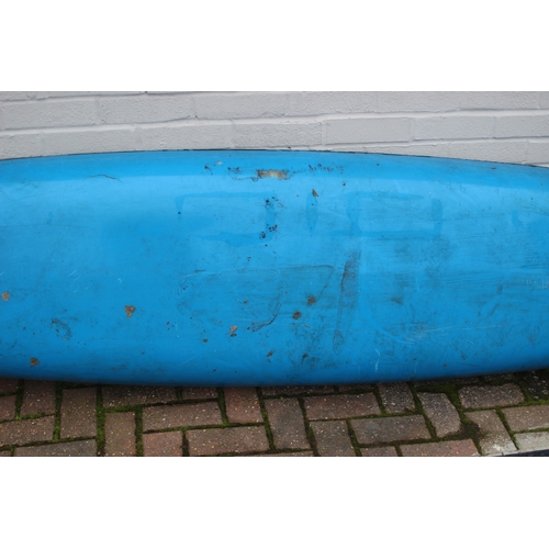 741 - A long blue fibreglass canoe or kayak, approx 405cm long