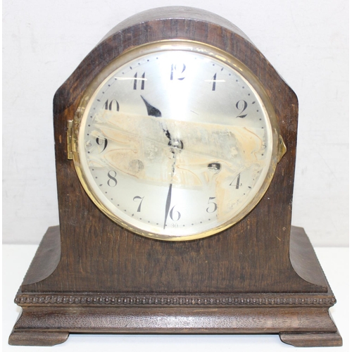 1343 - 4 assorted clocks to inc 2 vintage wooden clocks, a Zenith alarm clock and a Seiko alarm clock (4)