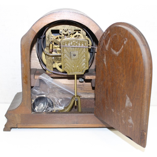 1343 - 4 assorted clocks to inc 2 vintage wooden clocks, a Zenith alarm clock and a Seiko alarm clock (4)