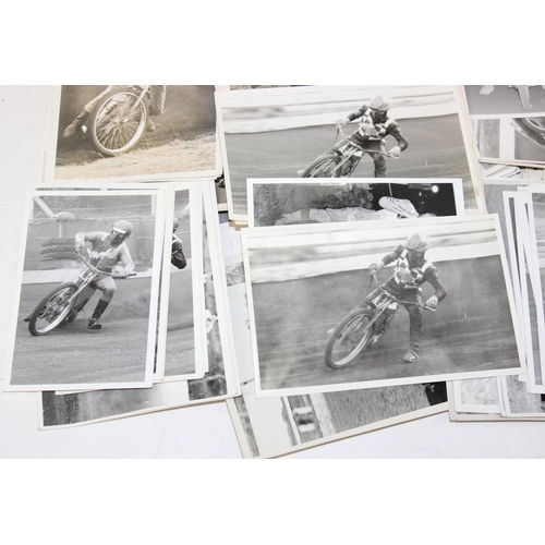 544 - A large qty of assorted mid-century Speedway related photographs and other ephemera, some named Snow... 