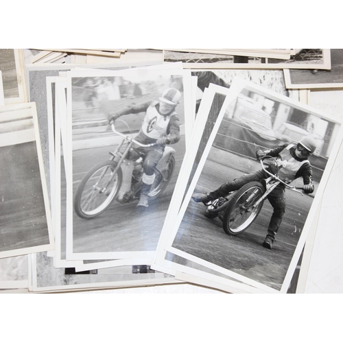 544 - A large qty of assorted mid-century Speedway related photographs and other ephemera, some named Snow... 