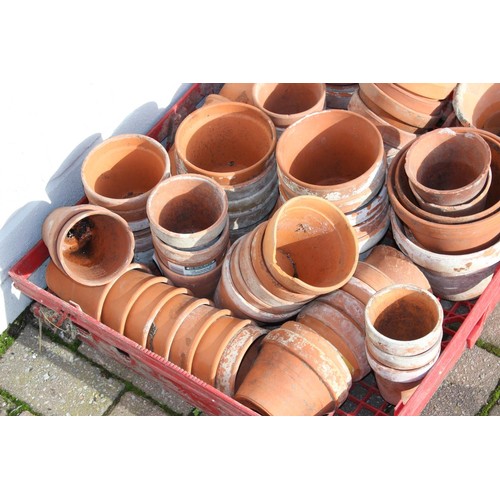 312 - A large qty of assorted vintage garden plant pots, mainly terracotta examples