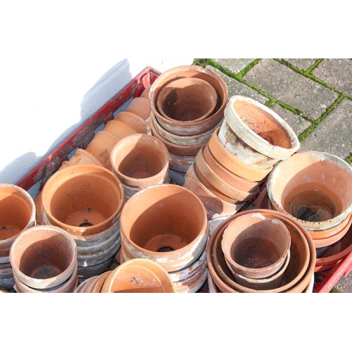 312 - A large qty of assorted vintage garden plant pots, mainly terracotta examples