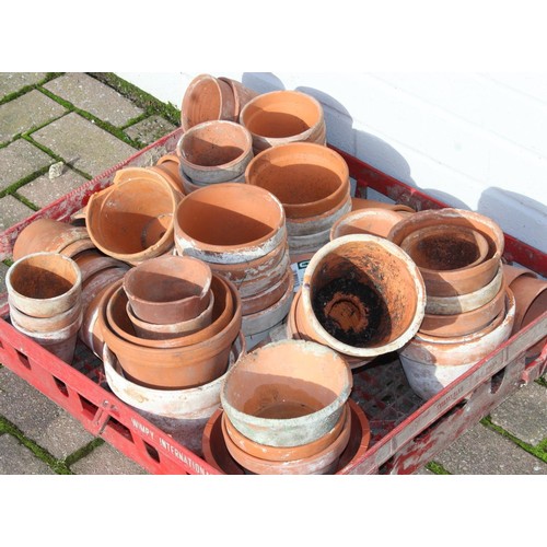 312 - A large qty of assorted vintage garden plant pots, mainly terracotta examples