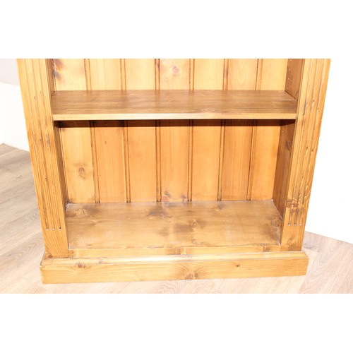 182 - A modern stained pine adjustable bookcase with 3 adjustable shelves, approx 81cm wide x 32cm deep x ... 