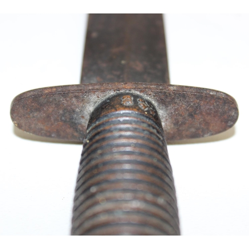 1375 - A Fairbairn-Sykes style commando fighting knife with ribbed handle, the only visible marks a crossed... 