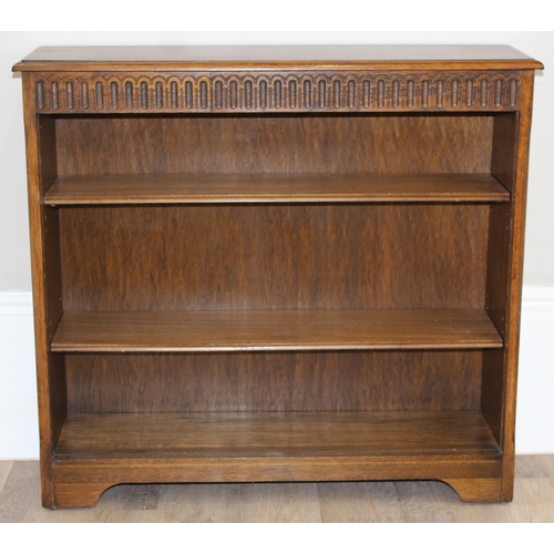 41 - A vintage oak bookcase with 2 shelves, approx 91cm wide x 26cm deep x 84cm tall