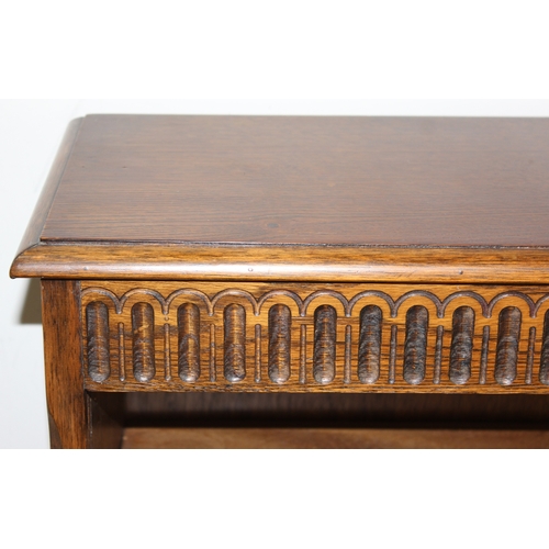 41 - A vintage oak bookcase with 2 shelves, approx 91cm wide x 26cm deep x 84cm tall