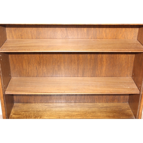 41 - A vintage oak bookcase with 2 shelves, approx 91cm wide x 26cm deep x 84cm tall