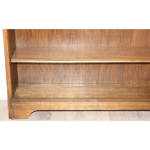 41 - A vintage oak bookcase with 2 shelves, approx 91cm wide x 26cm deep x 84cm tall