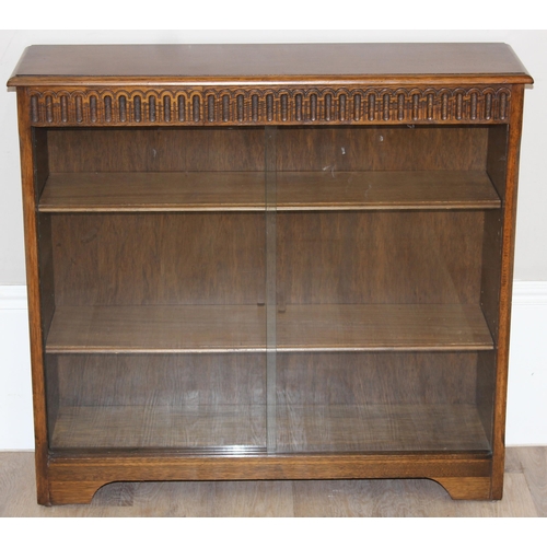 41 - A vintage oak bookcase with 2 shelves, approx 91cm wide x 26cm deep x 84cm tall