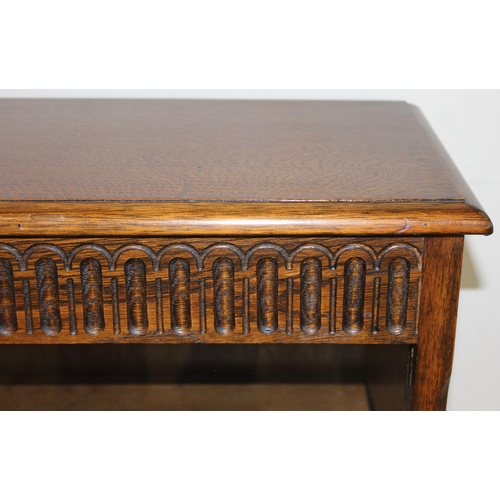 41 - A vintage oak bookcase with 2 shelves, approx 91cm wide x 26cm deep x 84cm tall