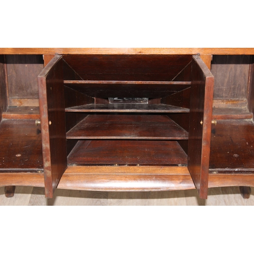 186 - A 1930's Victrola gramophone in original cabinet, approx 94cm wide x 58cm deep x 89cm tall