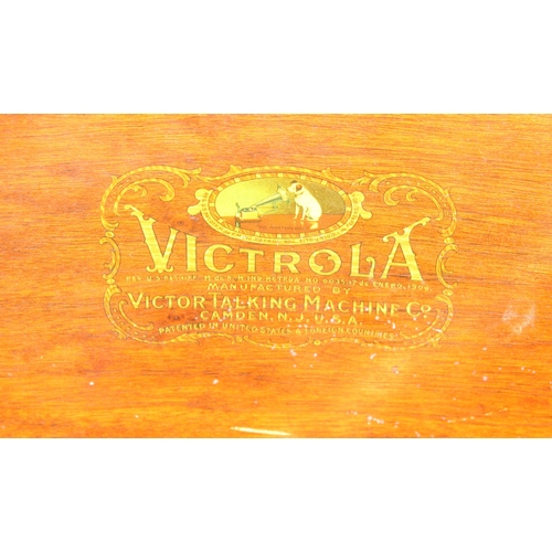 186 - A 1930's Victrola gramophone in original cabinet, approx 94cm wide x 58cm deep x 89cm tall