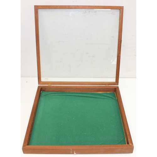 280 - A glazed wooden table top display case ideal for antiques fairs, approx 51cm x 48cm x 6cm