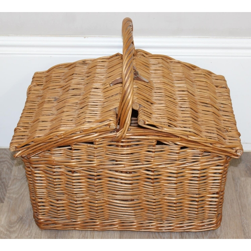 282 - Qty of wicker items to include shopping baskets, Picnic basket and trays, largest approx 70cm wide