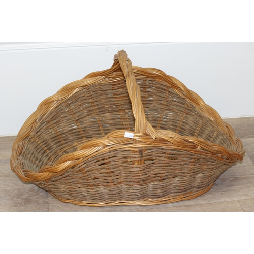 282 - Qty of wicker items to include shopping baskets, Picnic basket and trays, largest approx 70cm wide