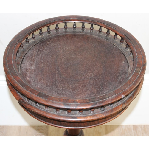 180 - A Regency period rosewood jardiniere table or stand, the circular top with spindle gallery above a t... 