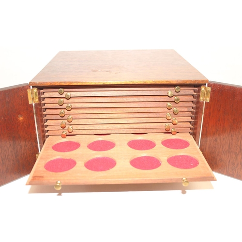 284 - Vintage mahogany collectors' 14-drawer coin or medal box with lockable doors and key, approx 29cm x ... 