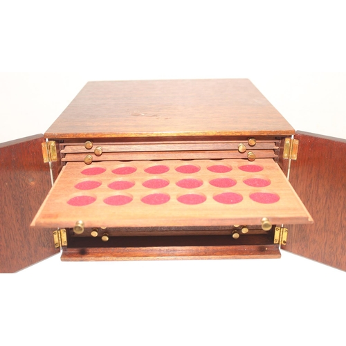 284 - Vintage mahogany collectors' 14-drawer coin or medal box with lockable doors and key, approx 29cm x ... 