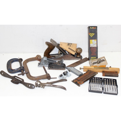 720 - Mixed lot of vintage tools to incl No 4 Stanley plane, G-clamps and a sash clamp (152cm) etc