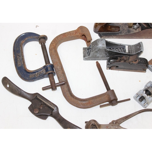 720 - Mixed lot of vintage tools to incl No 4 Stanley plane, G-clamps and a sash clamp (152cm) etc