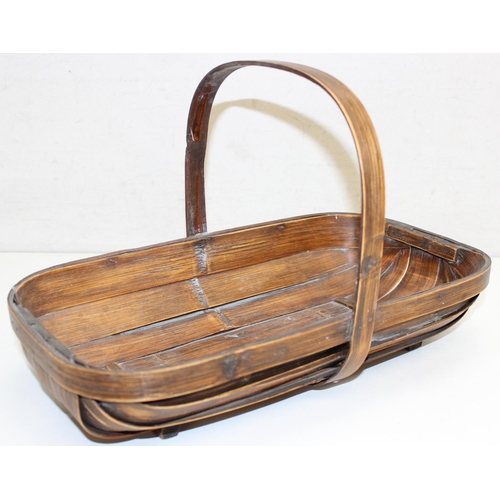 295 - A large qty of assorted wicker and other baskets, and a vintage trug, the largest approx 48cm tall