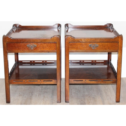 87 - A pair of Georgian style mahogany side tables or bedside stands with single drawer and brass handles... 