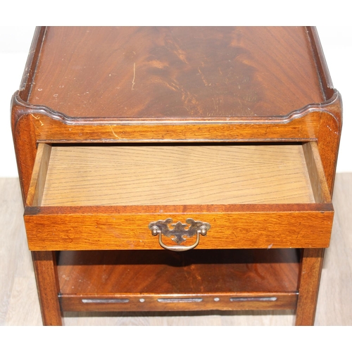 87 - A pair of Georgian style mahogany side tables or bedside stands with single drawer and brass handles... 