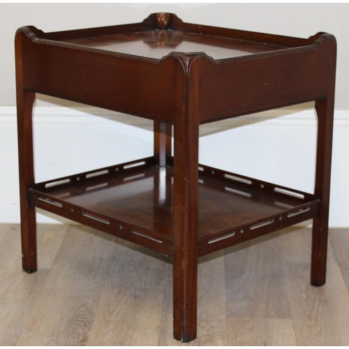 87 - A pair of Georgian style mahogany side tables or bedside stands with single drawer and brass handles... 