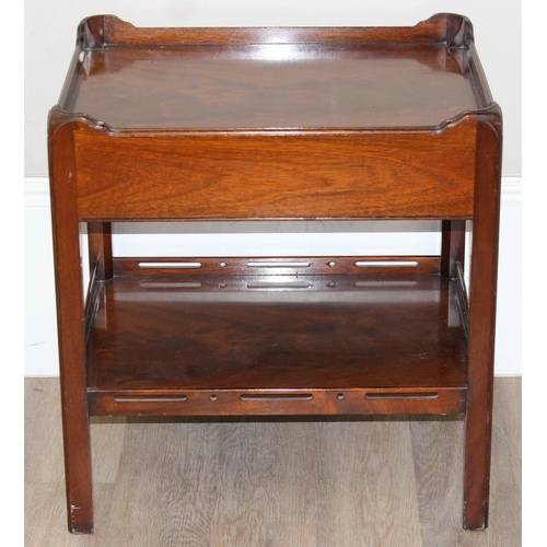 87 - A pair of Georgian style mahogany side tables or bedside stands with single drawer and brass handles... 