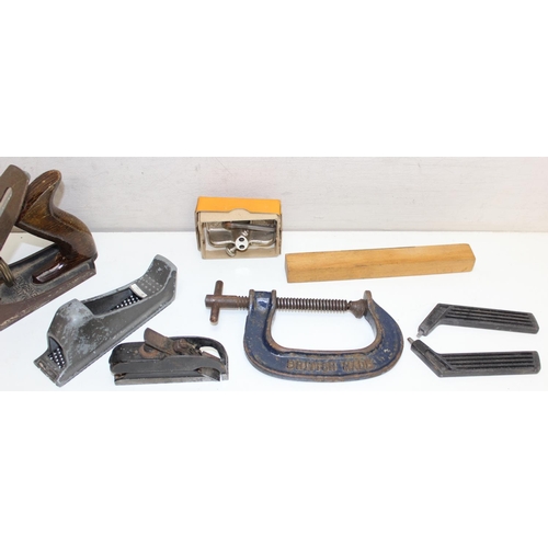 720 - Mixed lot of vintage tools to incl No 4 Stanley plane, G-clamps and a sash clamp (152cm) etc