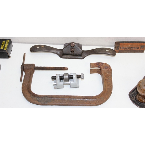 720 - Mixed lot of vintage tools to incl No 4 Stanley plane, G-clamps and a sash clamp (152cm) etc