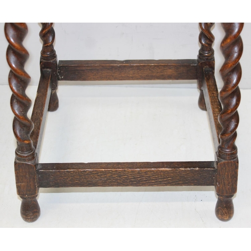 177 - An early 20th century oak side table or jardinière stand with barley-twist supports, approx 39cm squ... 