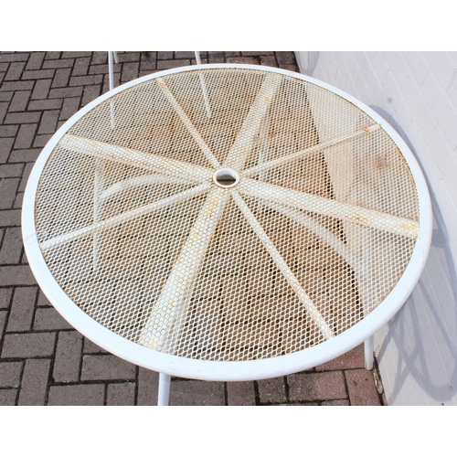 349D - A white painted wirework garden table and 4 chairs, the table approx 100cm in diameter x 72cm tall