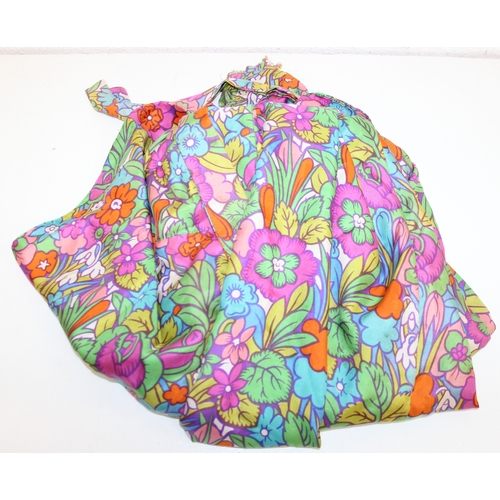 203 - Mix of textile items to incl a vintage red ground Turkoman rug, hand knotted (212cm x 114cm), 2 othe... 