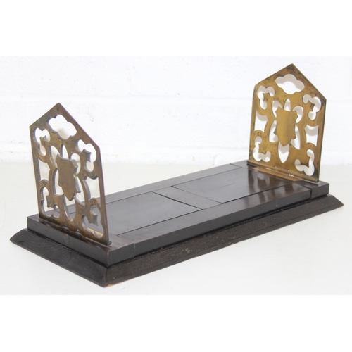 277 - An antique extending coromandel and brass book-slide with brass fretwork book-ends/holders, 41cm (56... 