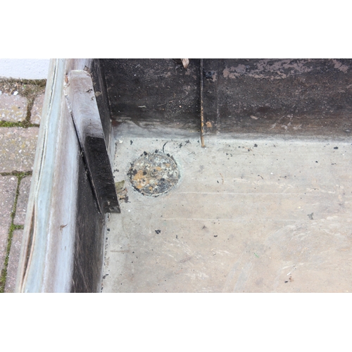 301 - A vintage galvanised metal water tank or feeding trough, ideal planter, 94cm x 61cm x 57cm