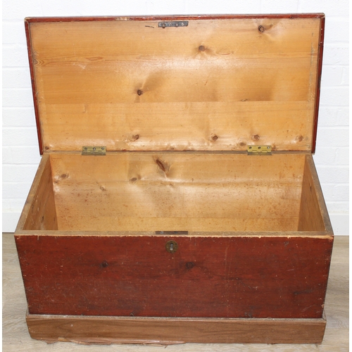 87 - A vintage stained pine trunk or tool box with iron handles, 90cm x 44cm x 43cm