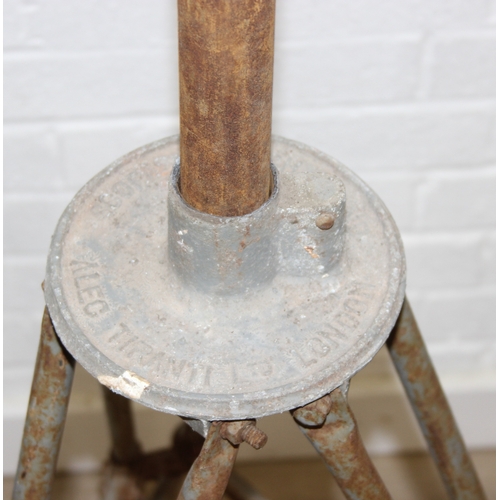 96 - An Alec Tiranti of London, a Scopas Student Stand or pottery sculpture stand, on industrial tripod b... 