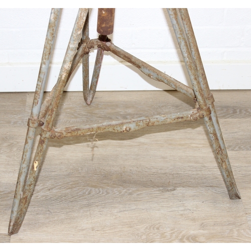 96 - An Alec Tiranti of London, a Scopas Student Stand or pottery sculpture stand, on industrial tripod b... 