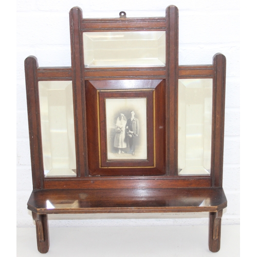 286 - An antique Edwardian mahogany wall shelf with bevelled-edged mirror, display shelf and central photo... 